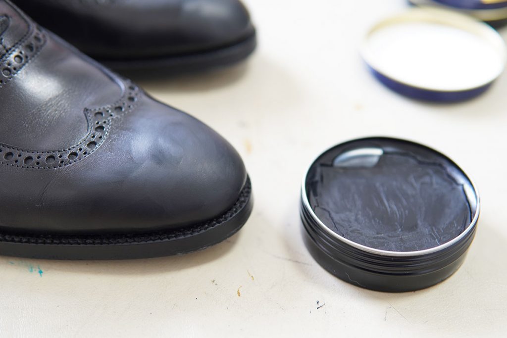 鏡面磨きのワックスは何日乾かすと最適な硬さになるのか？ | ShoesLife（シューズライフ）| 革靴・革製品の手入れに関する情報発信サイト