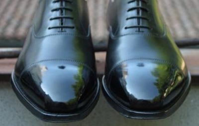 美しく磨き上げられた革靴の画像