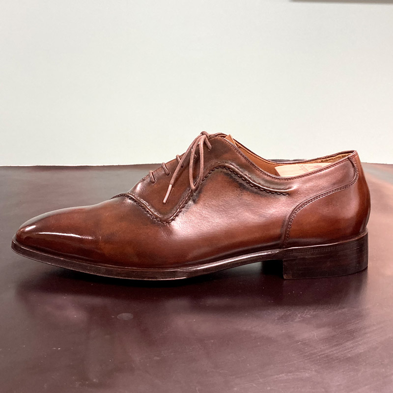 スレイプニル シダーシューツリー スタンダードを装着した靴の画像です。