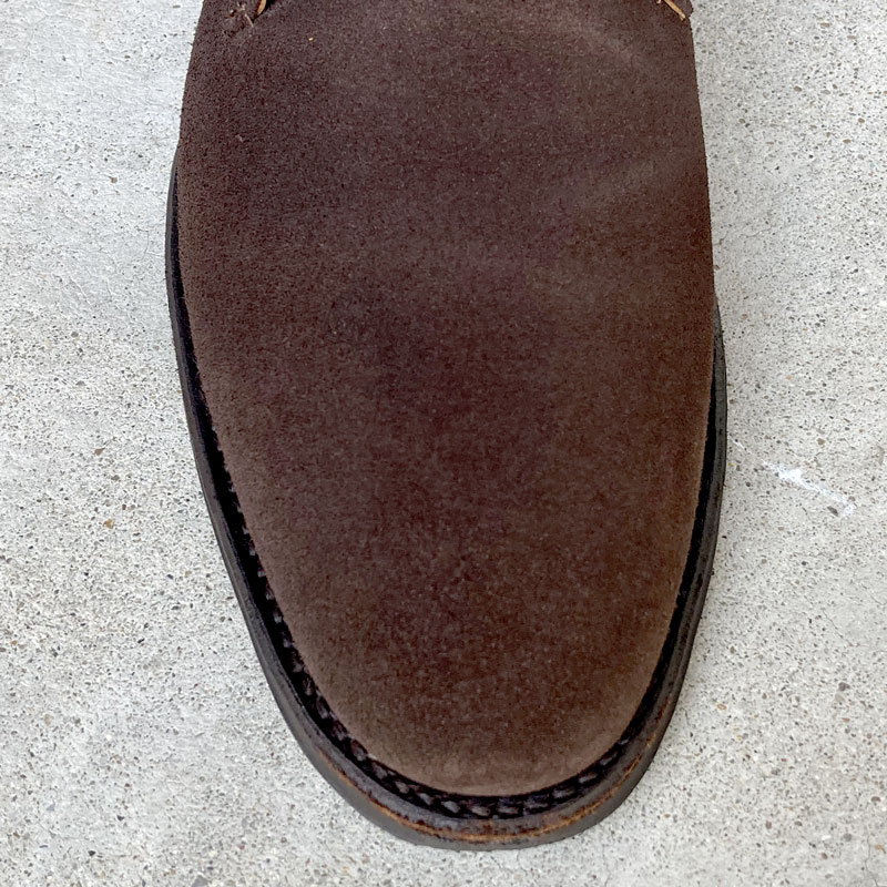 ダークブラウンのスエードスプレーを使用した後の靴の画像です。