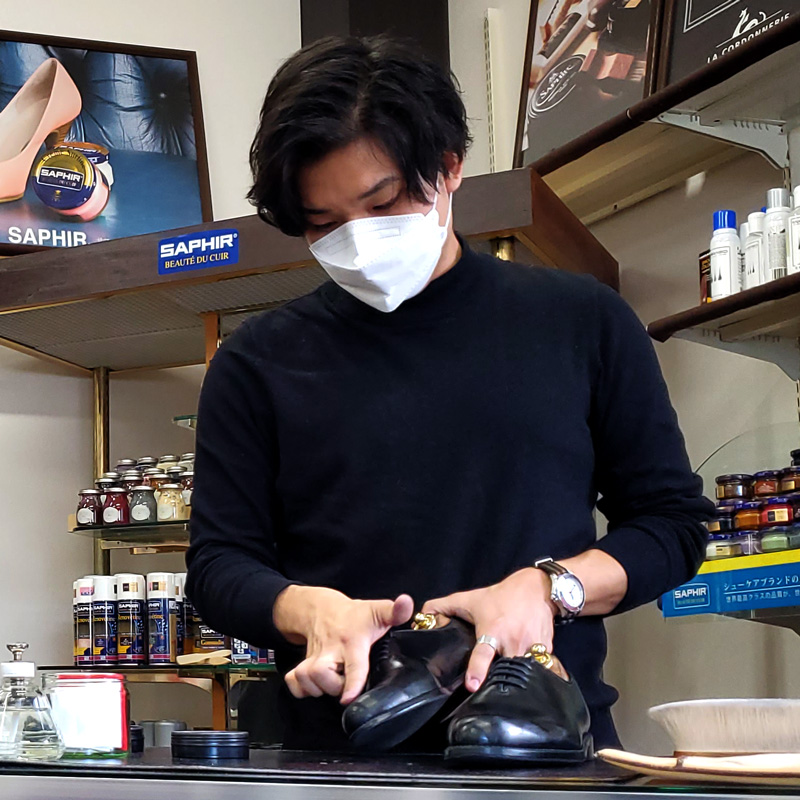 熊田靴店（東京）　代表 熊田さんが靴を磨いている写真です。