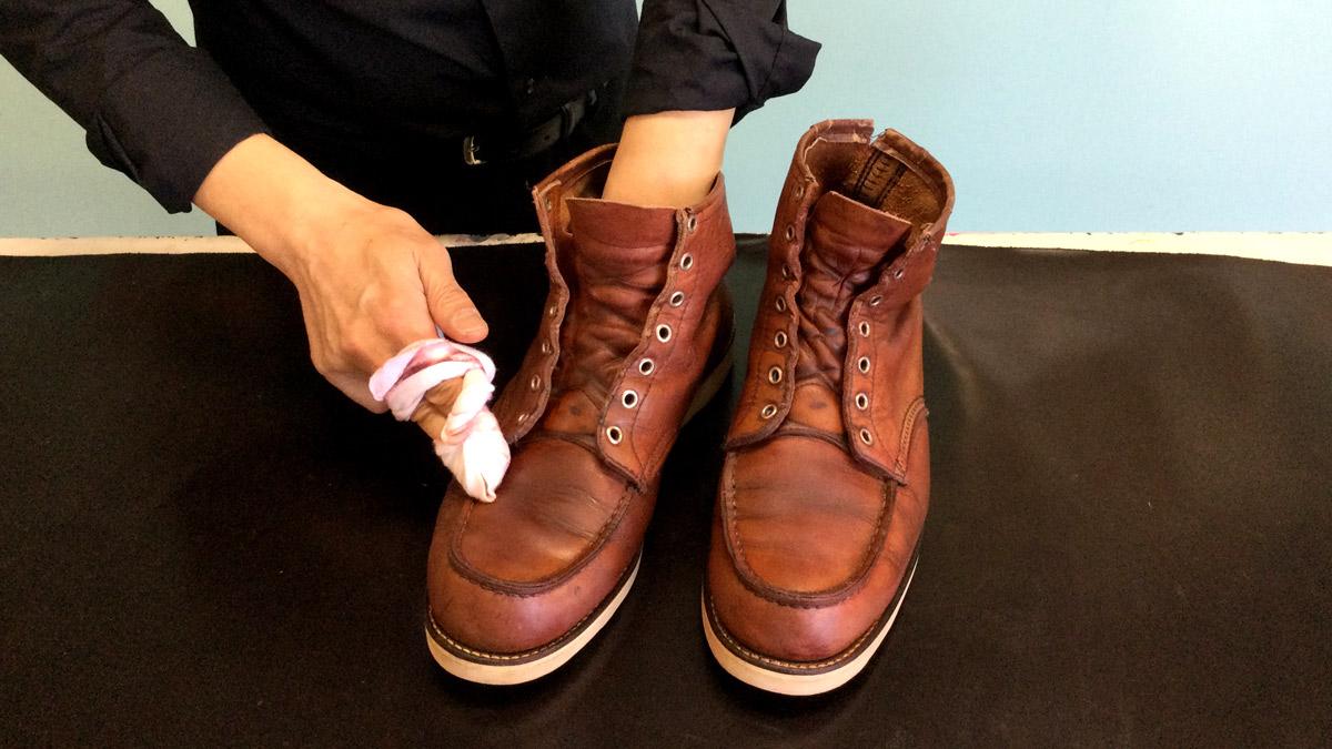 サフィールノワール ナチュラルクリーナーでブーツ表面を拭き取ります。