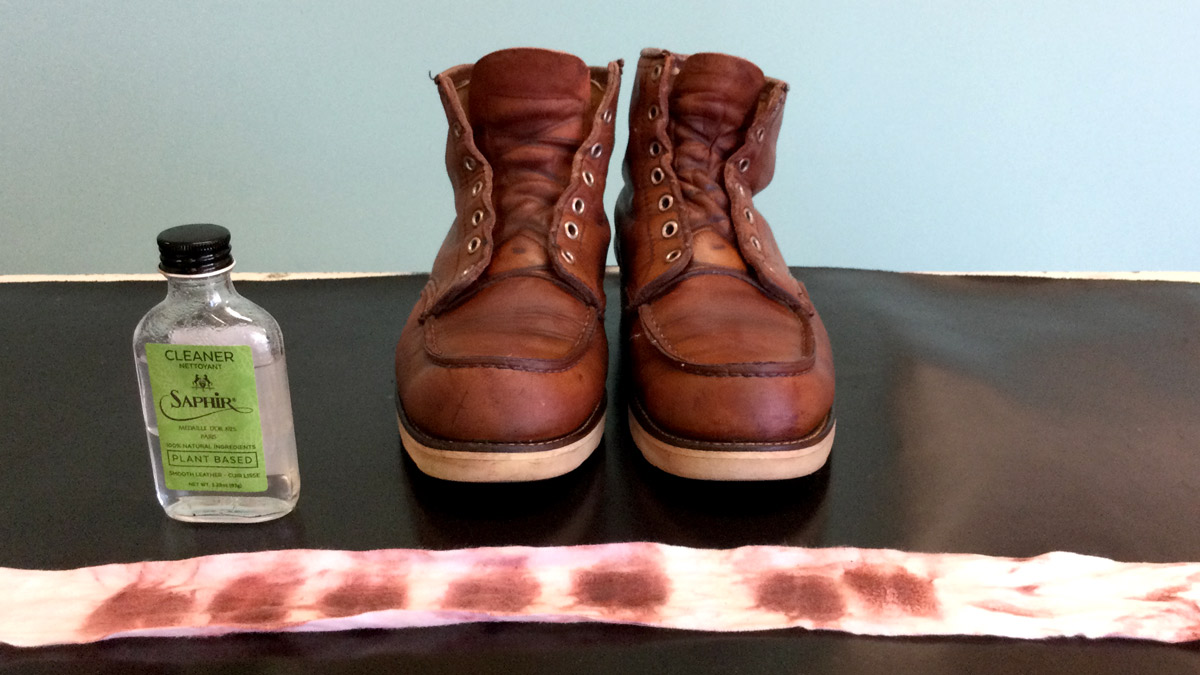 ナチュラルクリーナーで拭き取れた靴クリームがクロスにしっかりと付いています。