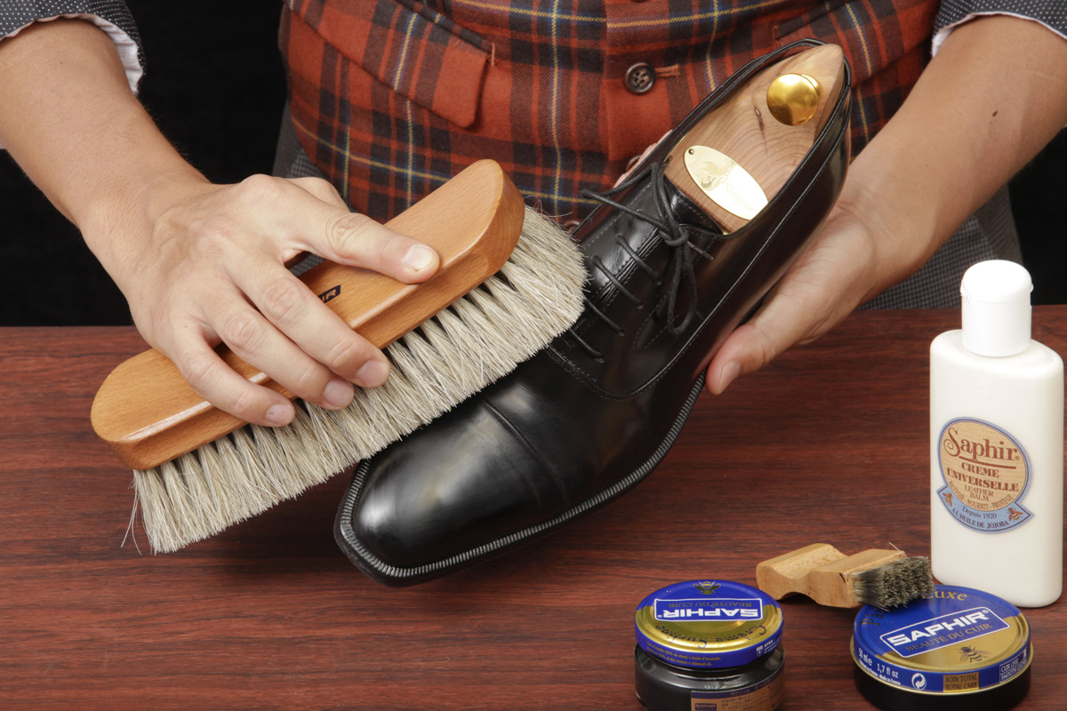 サフィール グランドホースヘアブラシ（馬毛ブラシ）を使って、靴表面のほこり、汚れを払い落とす