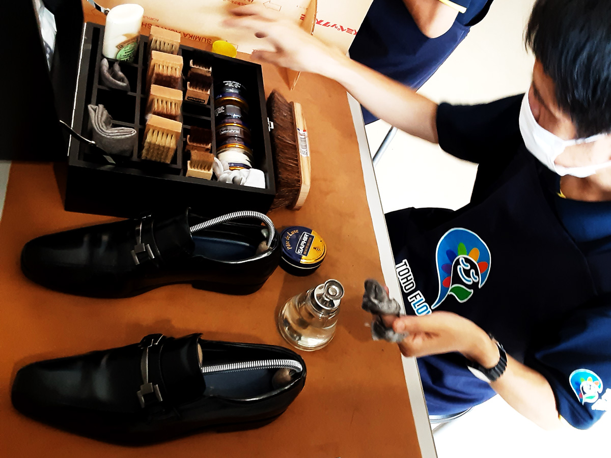靴磨きの道具には、高品質で仕上がりの美しい“サフィールブランド”を使用