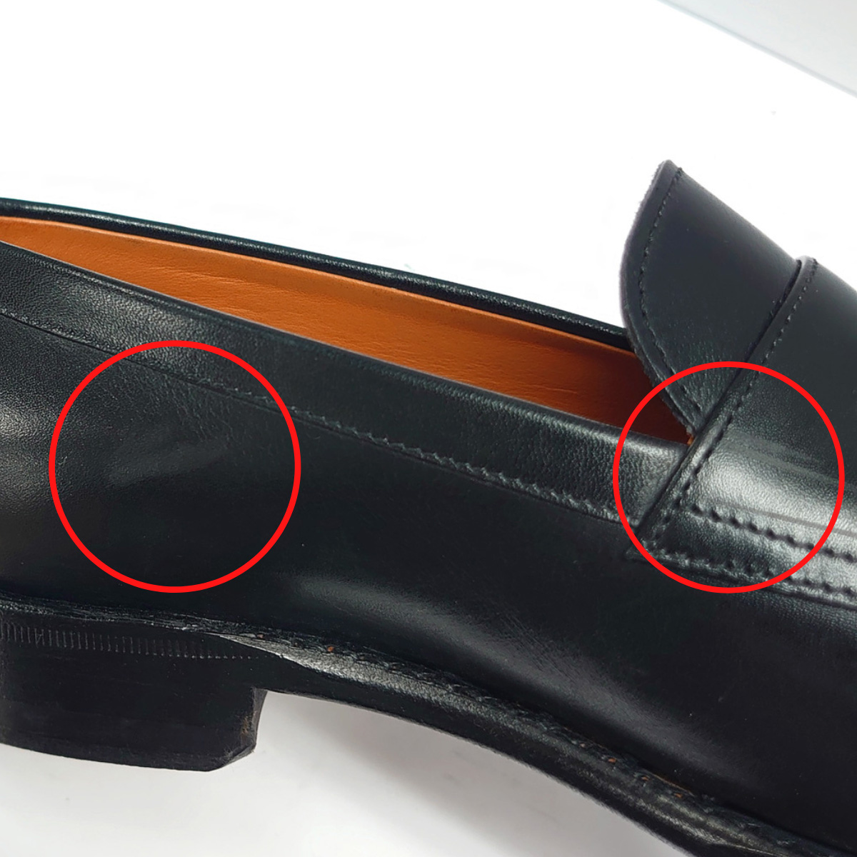 左：内側の履き口付近とサドルのモカ糸に付近にできた摩擦跡