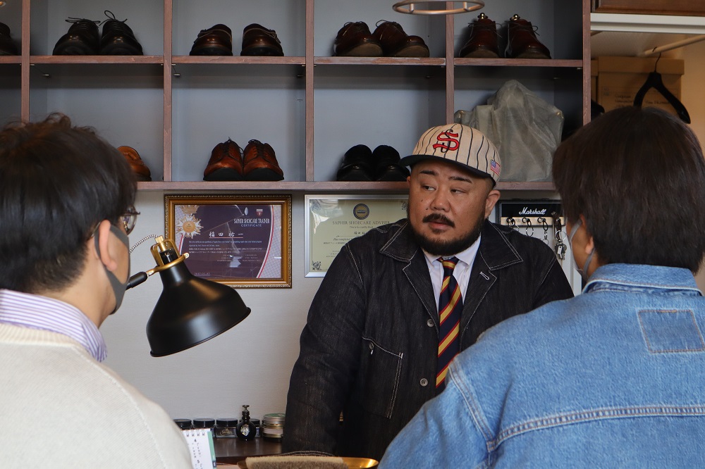靴磨屋T.A.N.S.のオーナーである稲田氏　お馴染みのアメリカン・トラディショナルファッションが決まっている