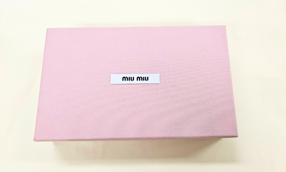 <p><font size="2">おぉっ、このピンクの箱はMIU MIU（ミュウミュウ）！</font></p>