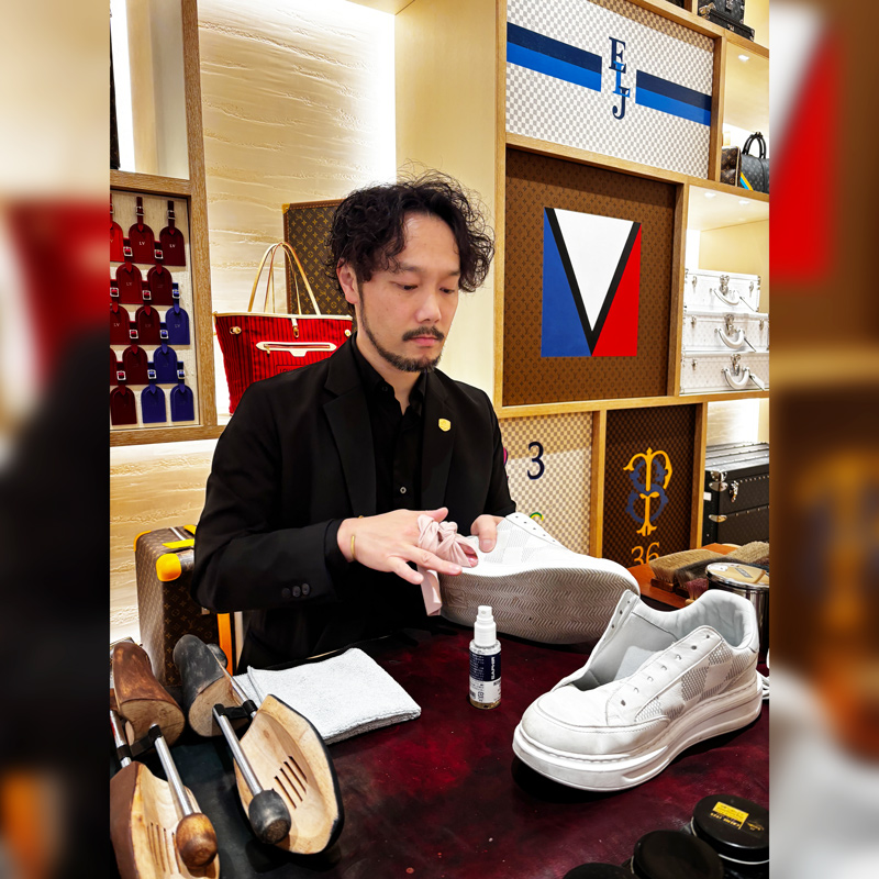 櫻井さんも絶賛するサフィール スニーカーミッドソールクリーナーでスニーカーのソールをメンテ