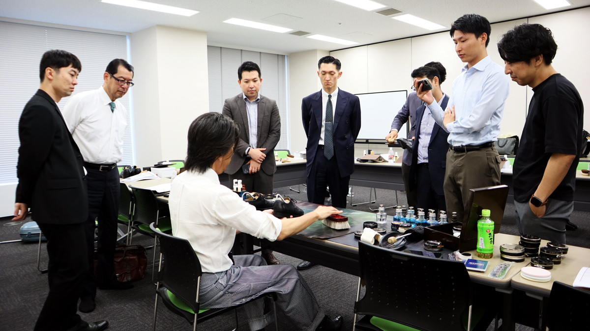 プロの技に魅入る受講者の皆さん