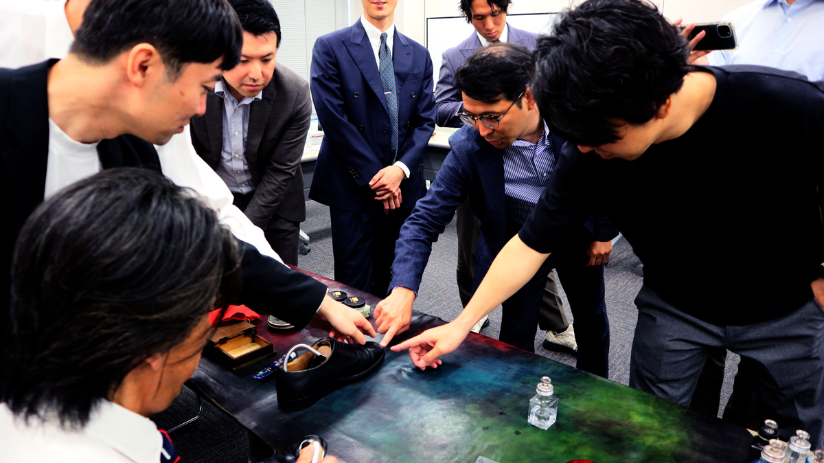 靴の表面がどういう状態か実際に触って確認