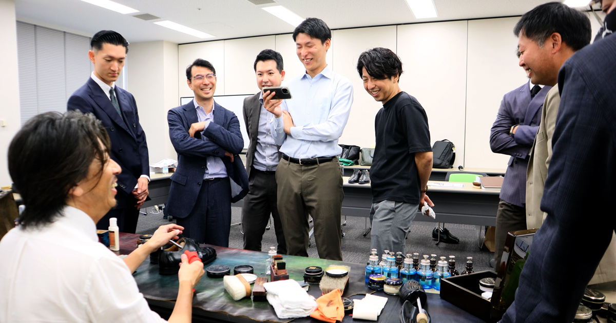 笑顔もこぼれる、楽しい靴磨き講習