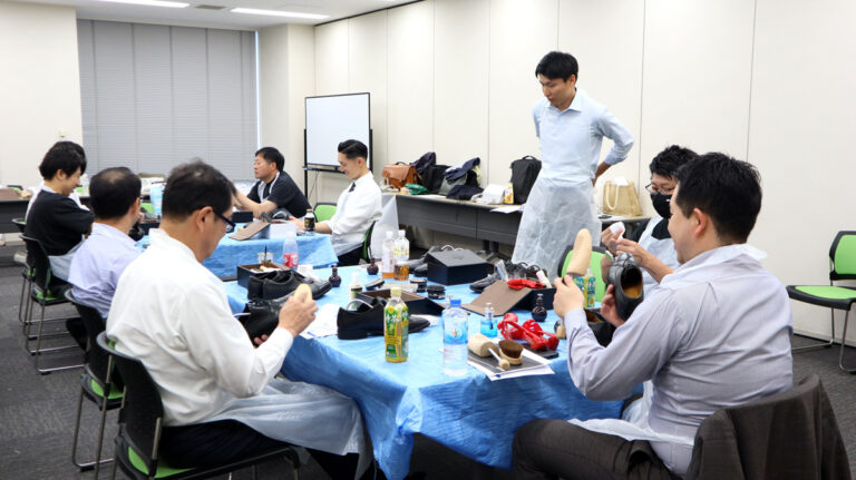 講習第二部は、いざ実践！靴磨きの基礎からハイシャインまでチャレンジします