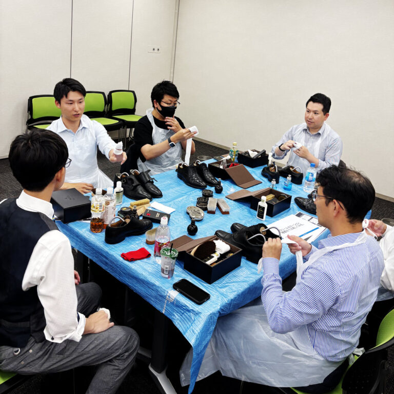 講師の手本を見ながら、初心者向けハイシャインに挑戦