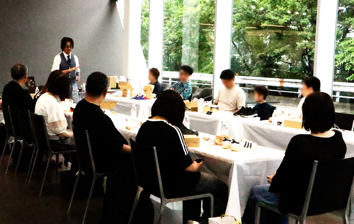 講師から商品の説明を受ける参加者の皆様
