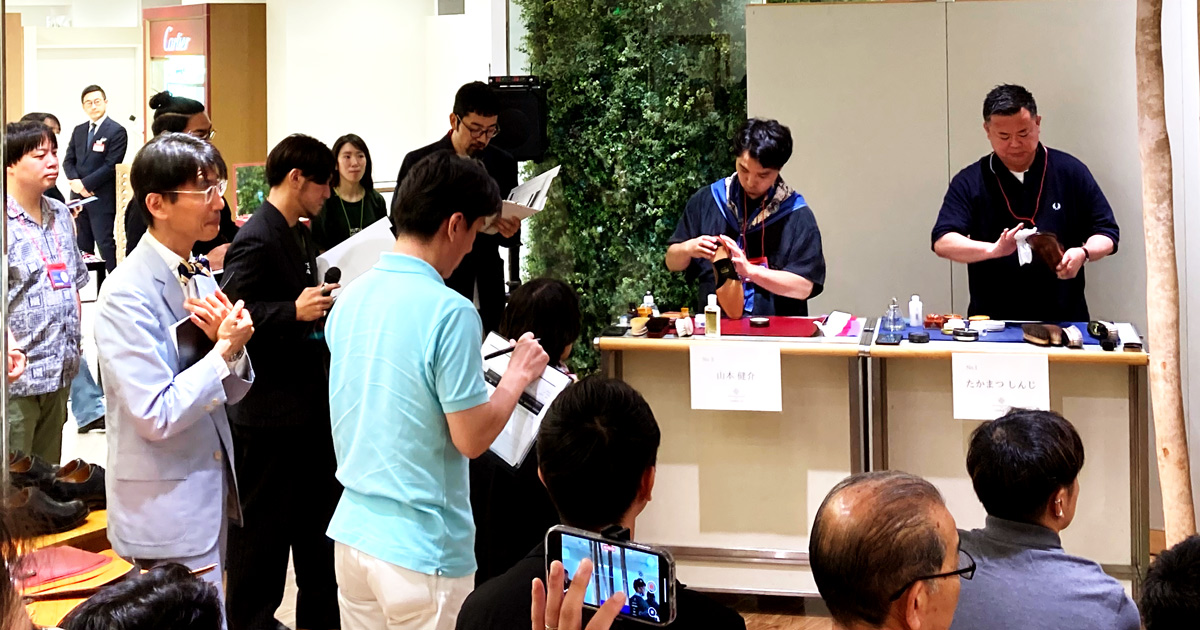 真剣な面持ちの出場者と審査員たち
