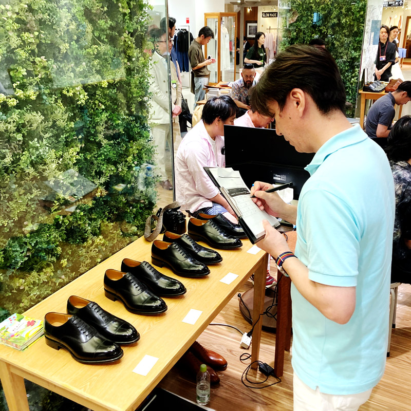 出場者渾身の仕上がりの靴たちを審査する審査員