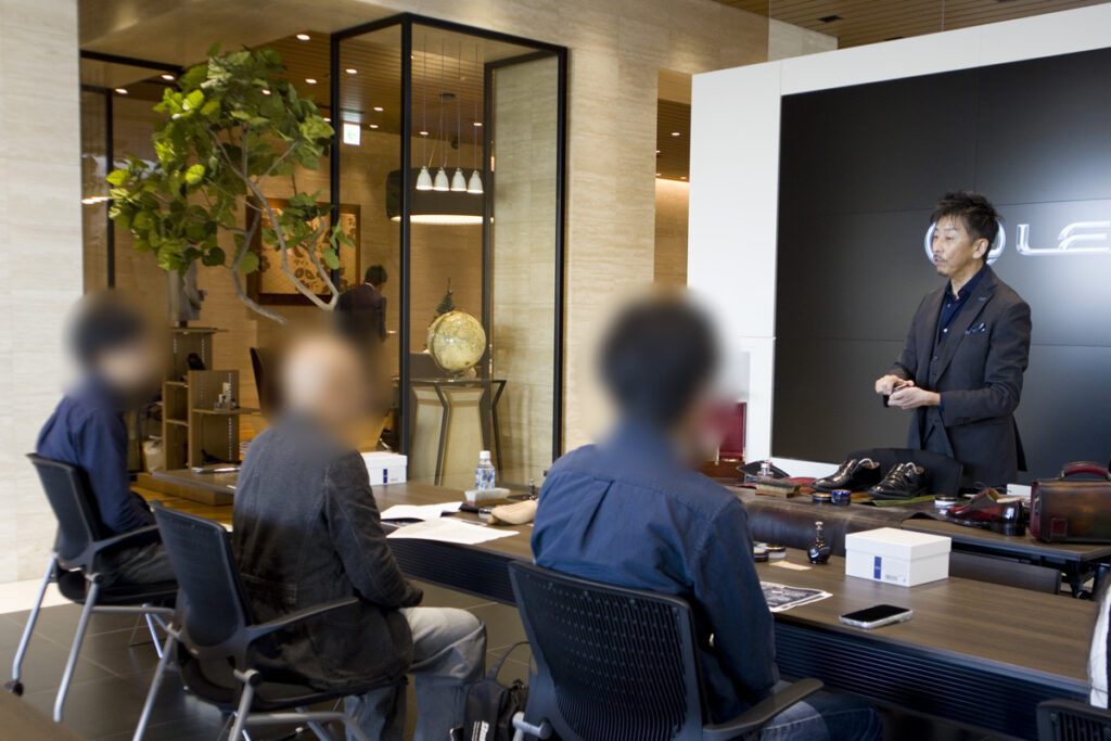 レクサス中川 シューケアイベント“靴磨き講習”の導入パートで講師の話に聞き入る受講者の皆様