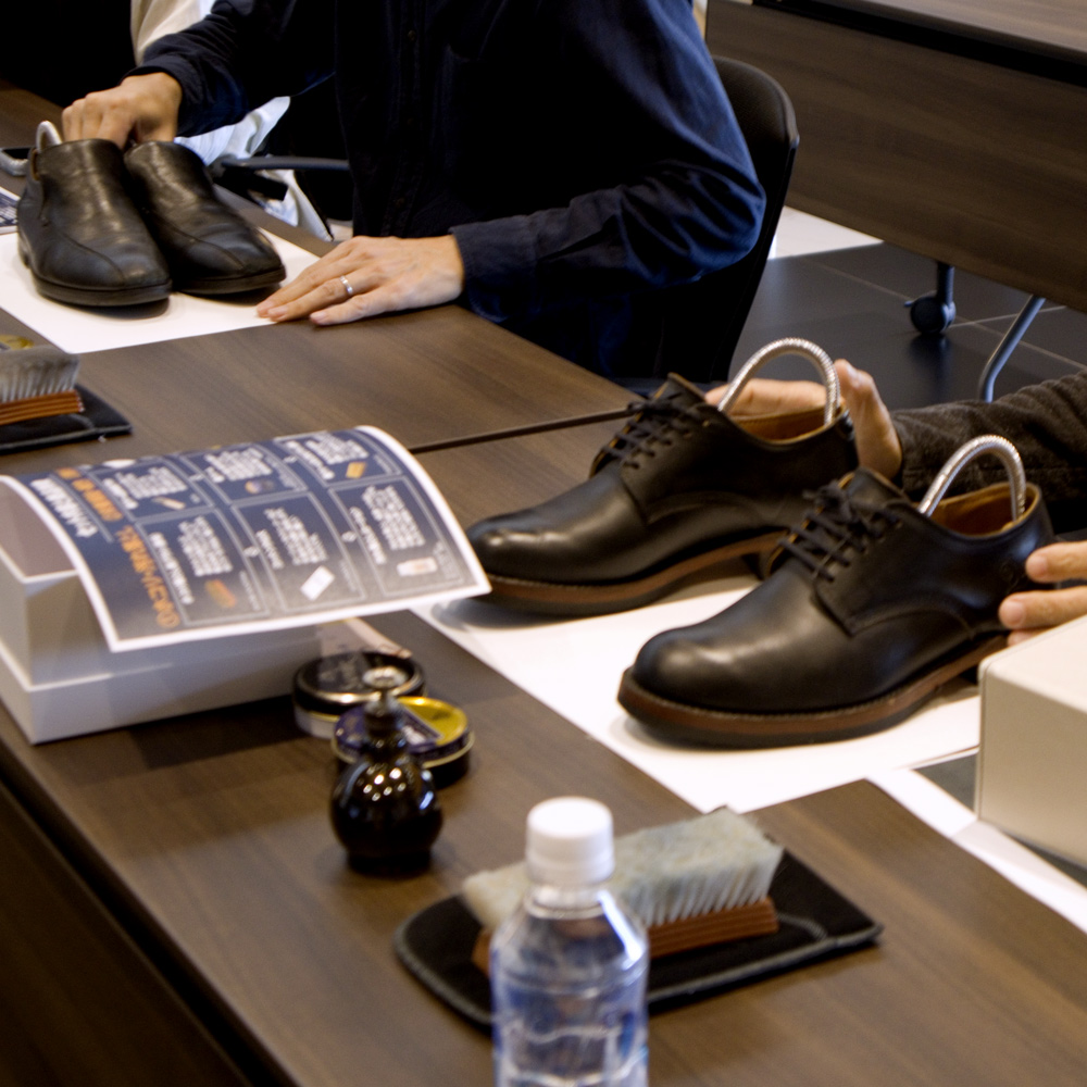 受講者が持参された革靴 - Before②、③。木製シューキーパーを入れる