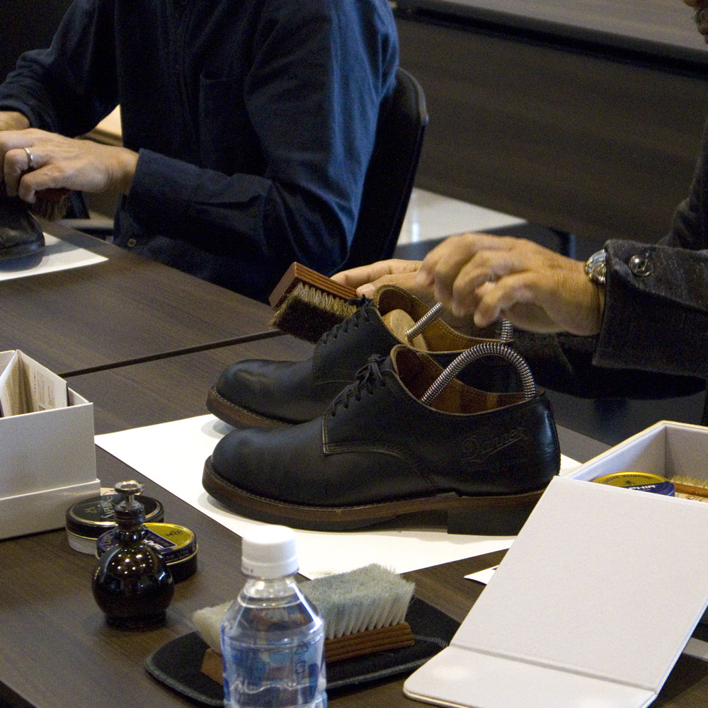 用意された馬毛ブラシで靴についたほこりを払う