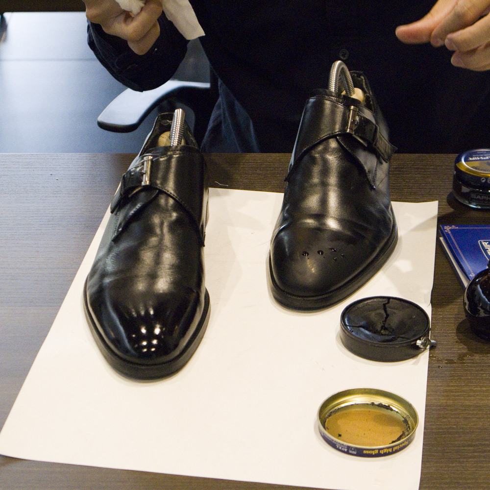 光り始めた右足に続けて、左足にも数滴の水をさして、下地のワックスをならし平滑にしていく。