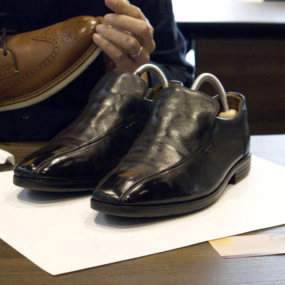 靴クリームやポリッシュを使った初めての挑戦が、見事に大切な革靴の美しさを生み出しました。