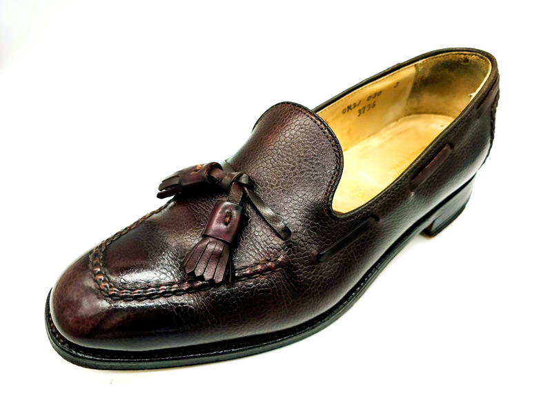 バーガンディ色のタッセルスリッポン（飯野さん私物） サイドからのカット