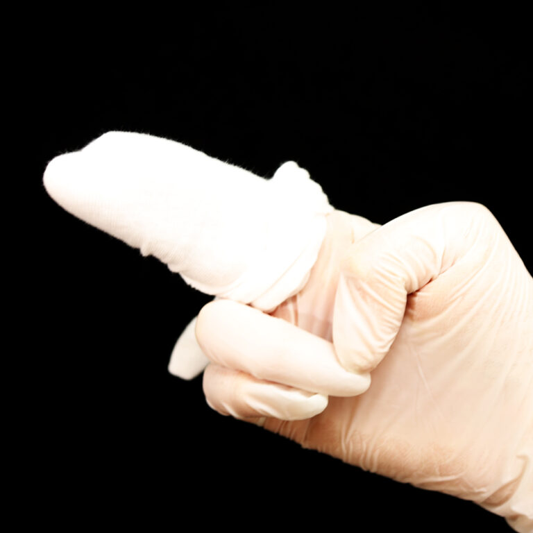 クリーナーが直接手に触れるのが気になるときは手袋を着用