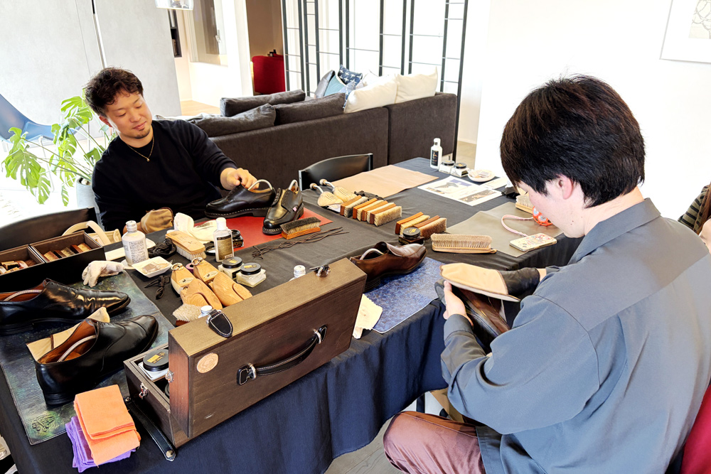 プロ直伝の靴磨きを実践する受講者