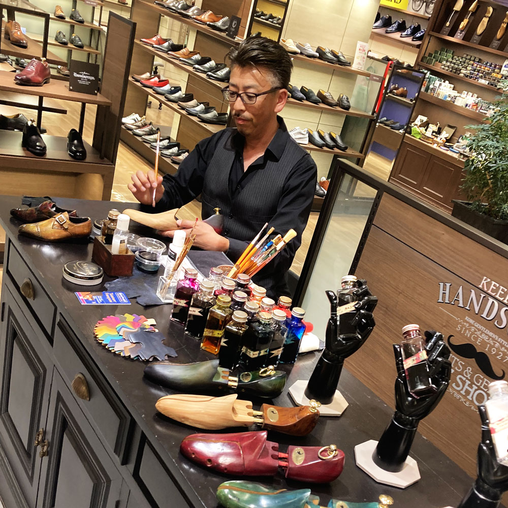 シューツリーを実際に染め上げるデモンストレーション