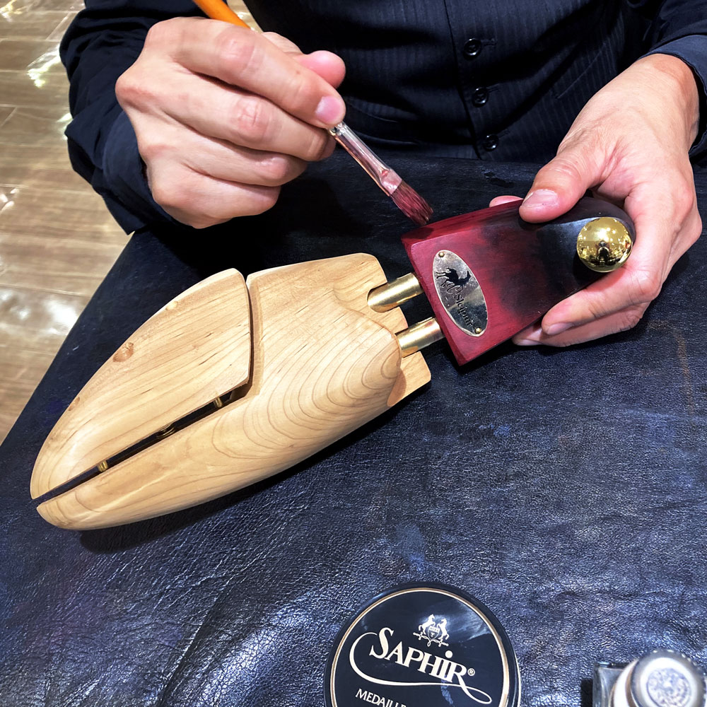 装着すると履き口から鮮やかな色が覗く“かかとパーツのパティーヌ”