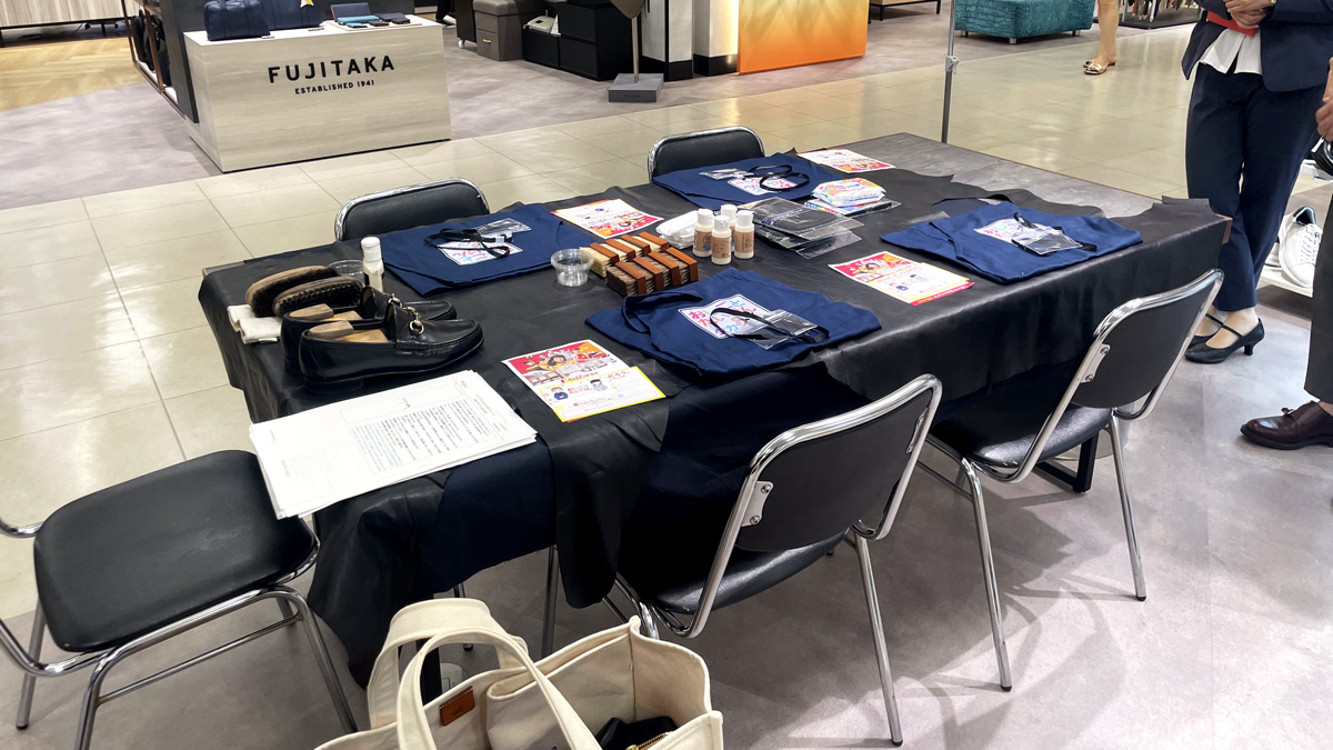 今日のために用意された靴磨き道具がならぶ会場の様子