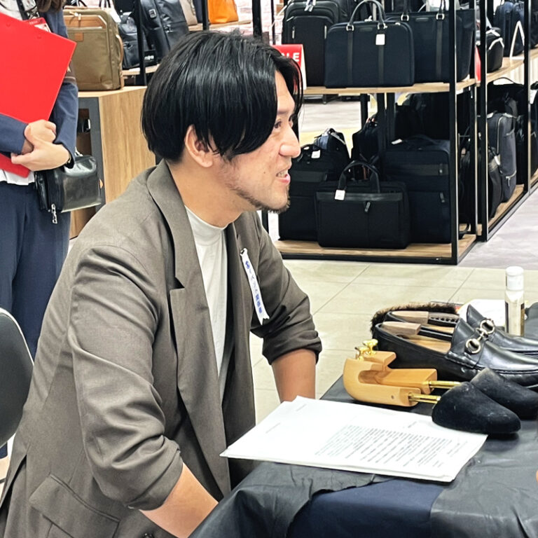 講師を務める“先輩シューシャイナー”、GlayageKYOTO 樺澤 幹人さんの自己紹介の様子