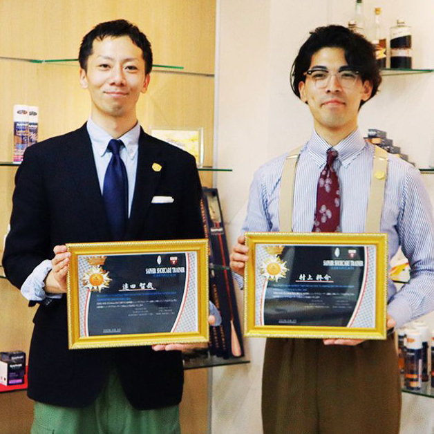 シューケアトレーナー認定試験に合格し、緊張から解き放たれてすっきり笑顔のお二人の写真です。